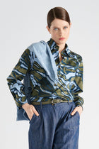 Bloes met grafische print in groen en blauw