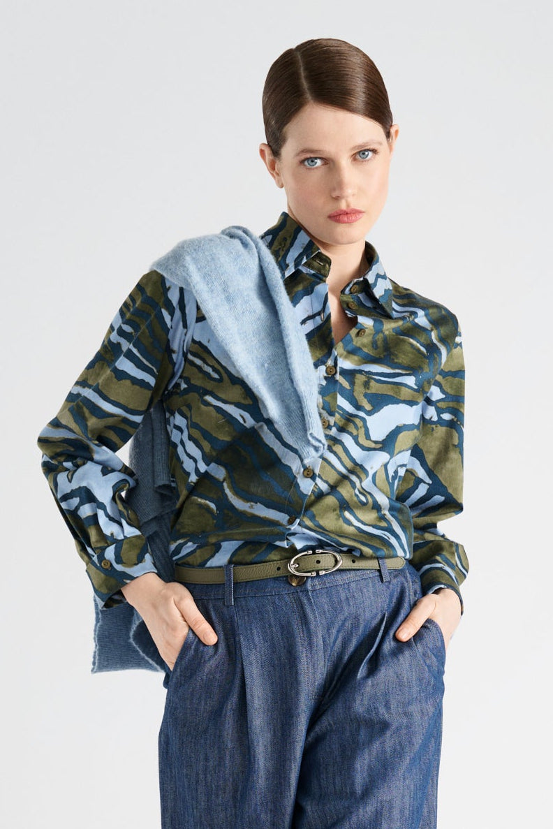 Bloes met grafische print in groen en blauw