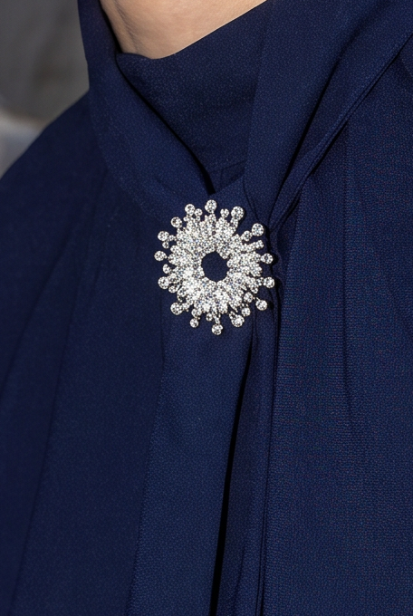 Broche argentée ornée de strass