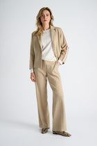 Camel broek met rechte pijpen en rekker achteraan de taille