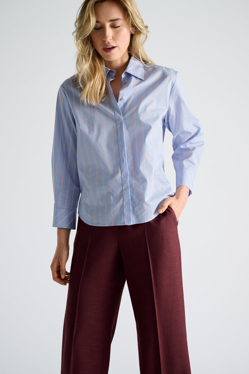 Chemisier en coton bleu clair à fines rayures bordeaux