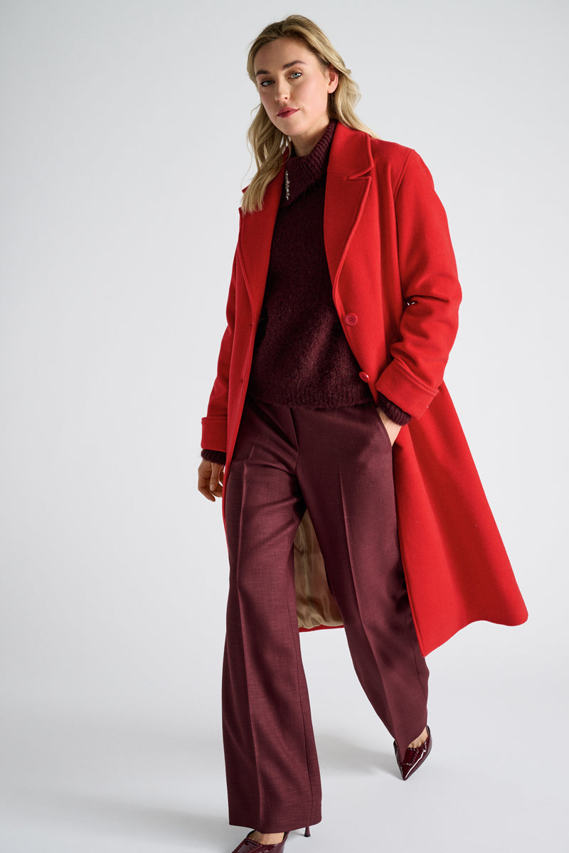 Long manteau rouge avec boutons et ceinture