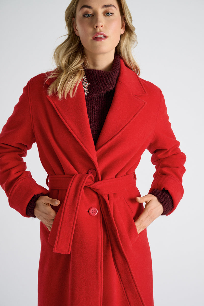 Long manteau rouge avec boutons et ceinture