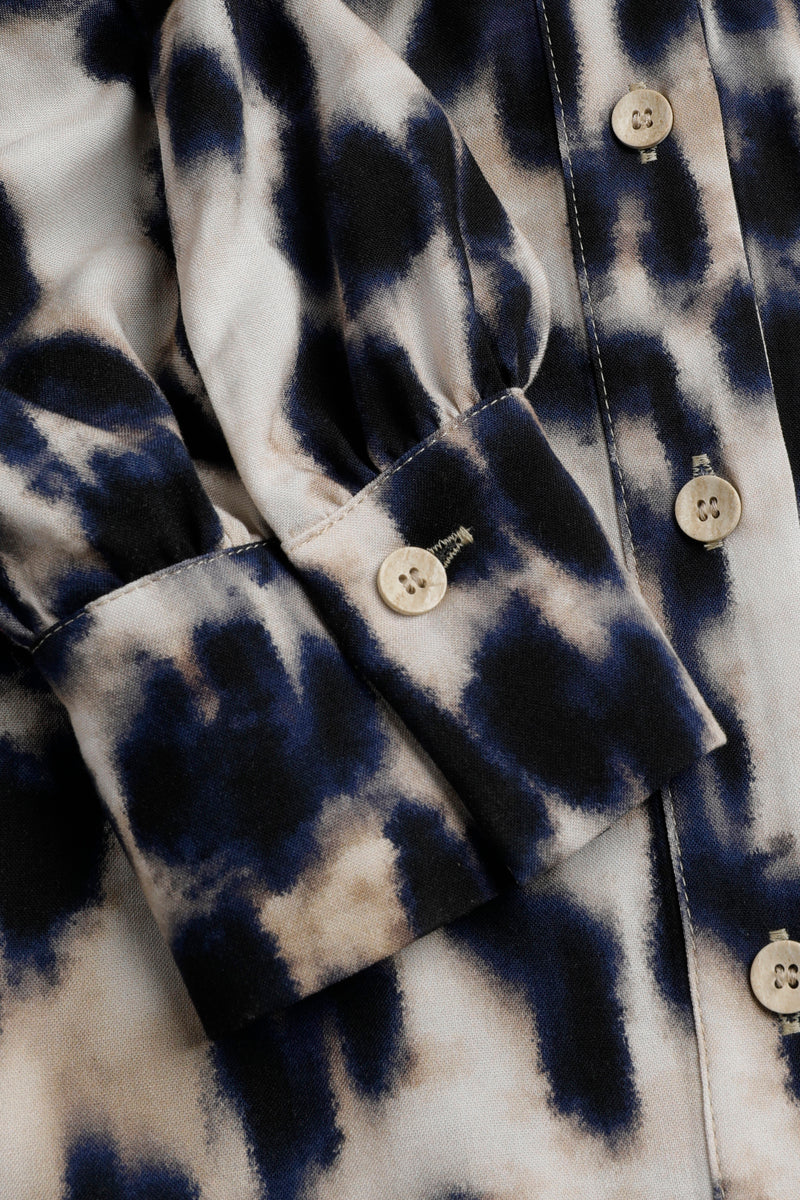Bloes met blauw en beige dierenprint