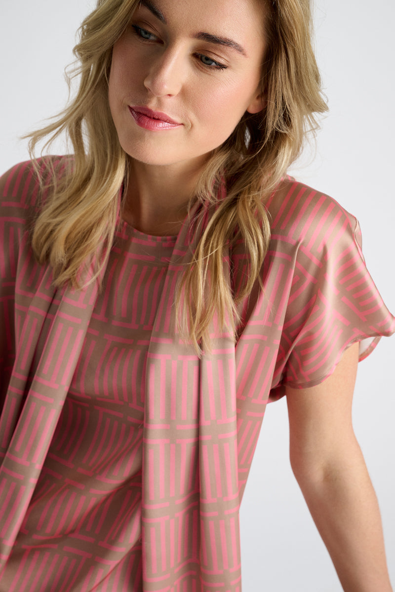 Blouse camel et rose à imprimé géométrique, col rond et manches courtes