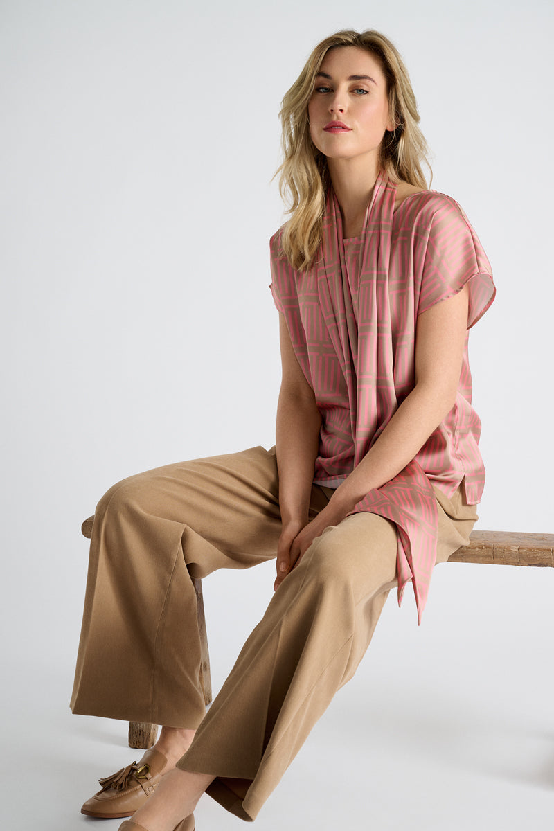 Bloes in camel en roze met geometrische print met ronde hals en korte mouwen