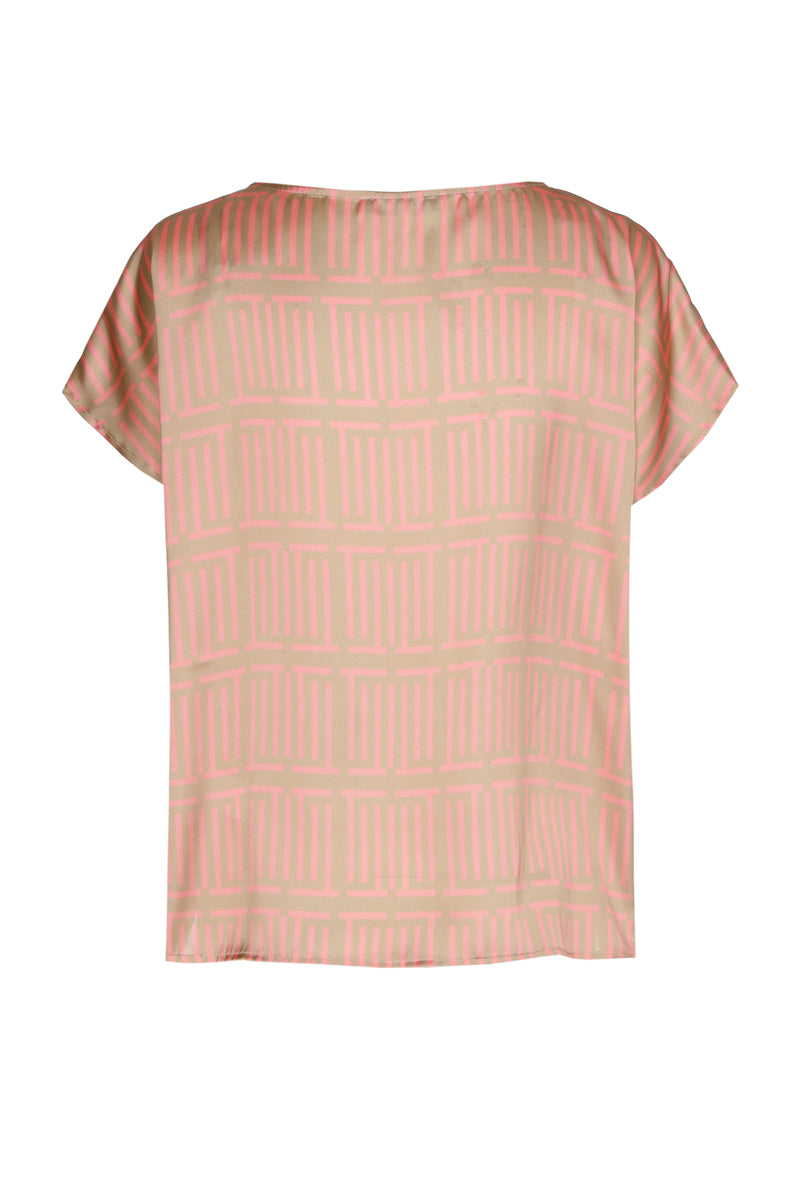 Bloes in camel en roze met geometrische print met ronde hals en korte mouwen