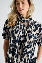 Sjaal in viscose in blauw met beige dierenprint