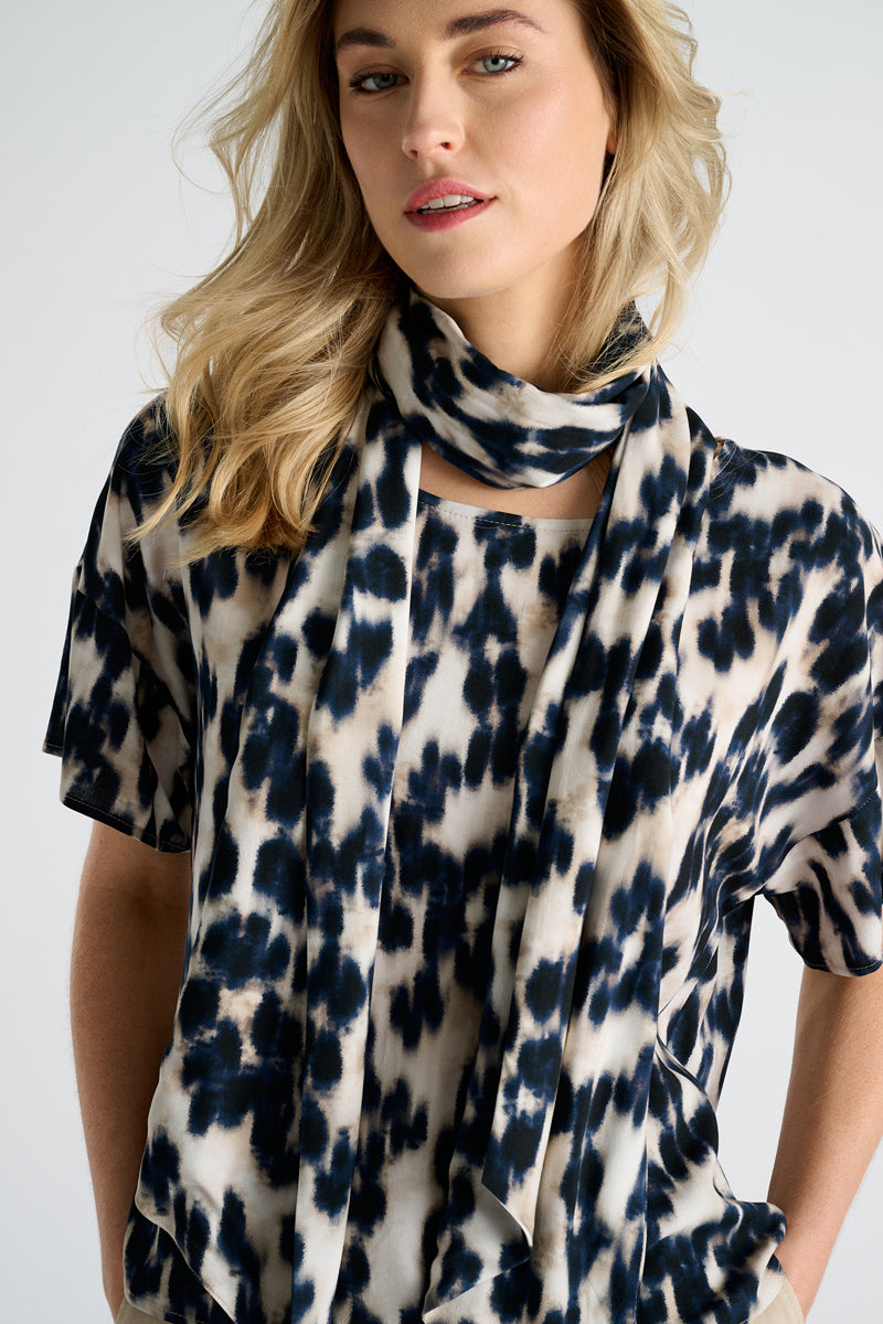 Sjaal in viscose in blauw met beige dierenprint