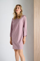 Kleedje in roze met contrastlint op de schouders