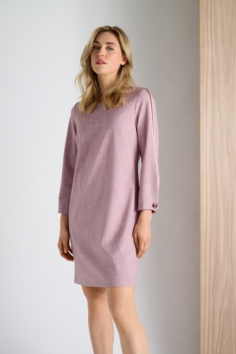 Robe rose avec bande contrastée sur les épaules