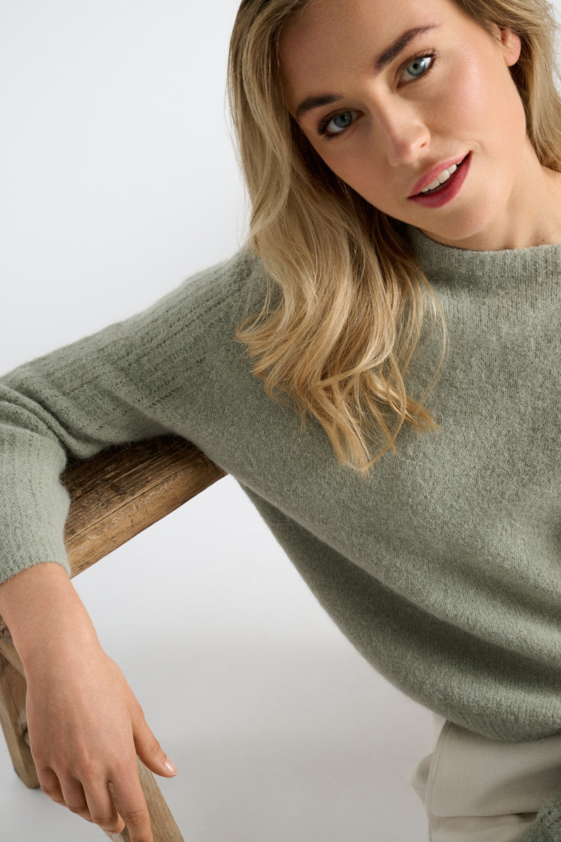 Olijfkleurige pull met ronde hals in alpaca