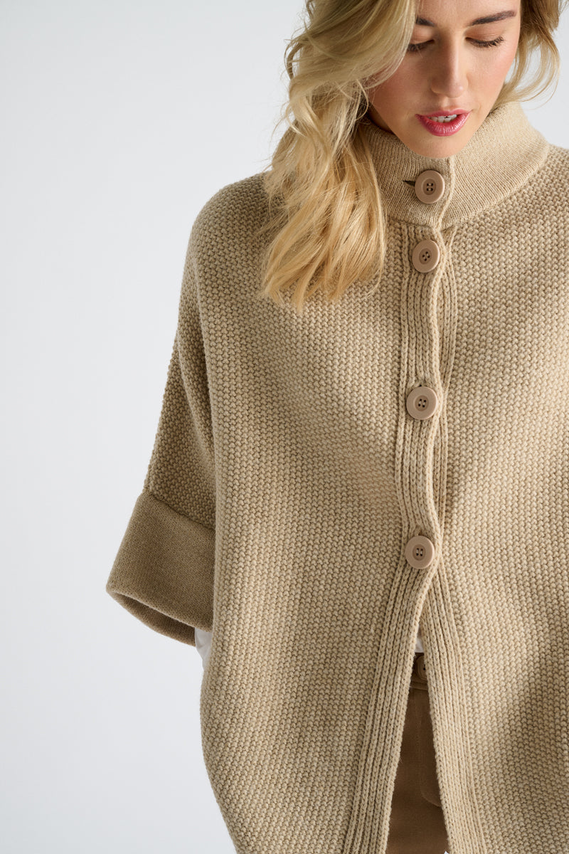 Cape en couleur sable avec boutons