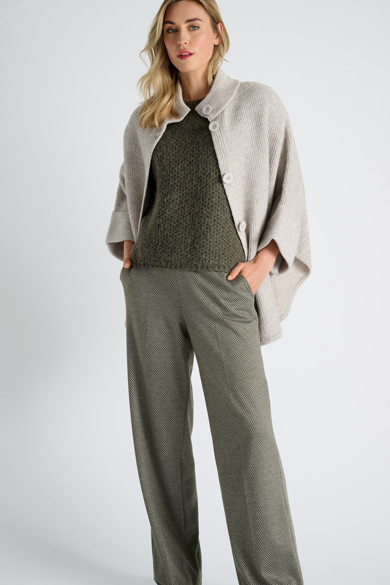 Visonkleurige cape met knoopsluiting
