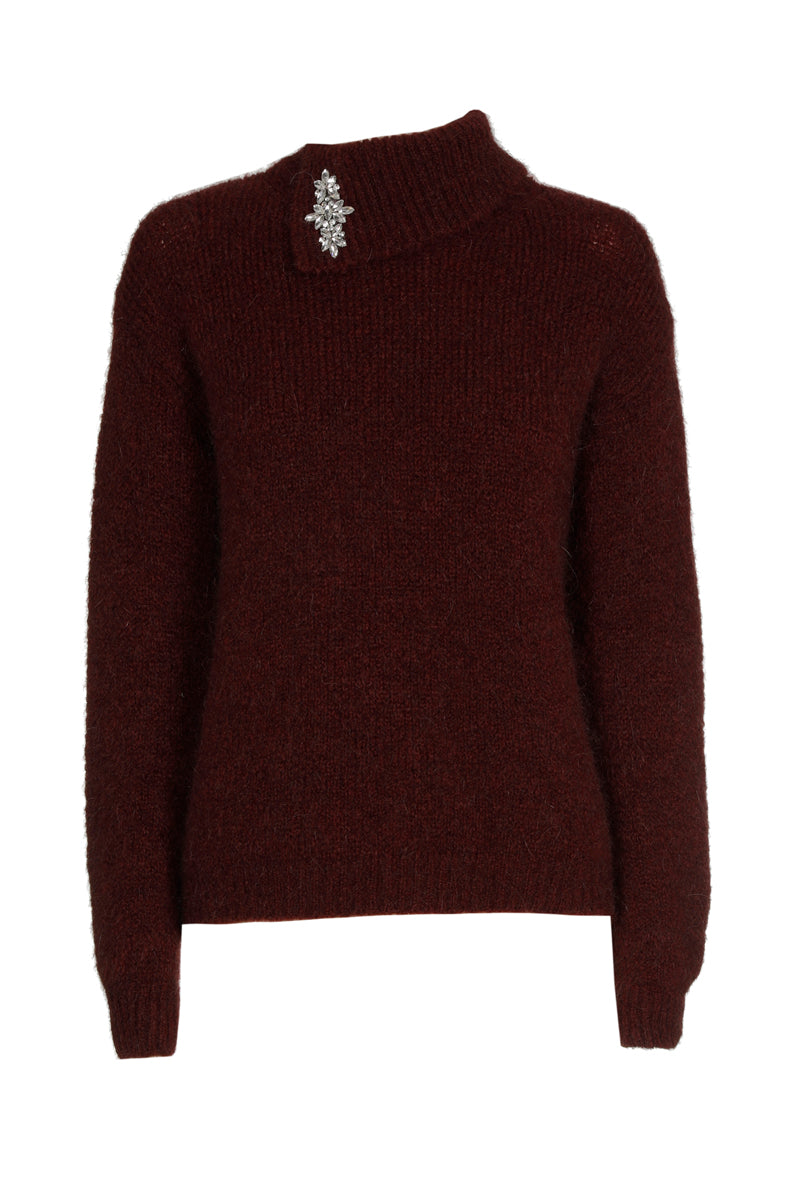 Pull bordeaux avec broche sur col montant