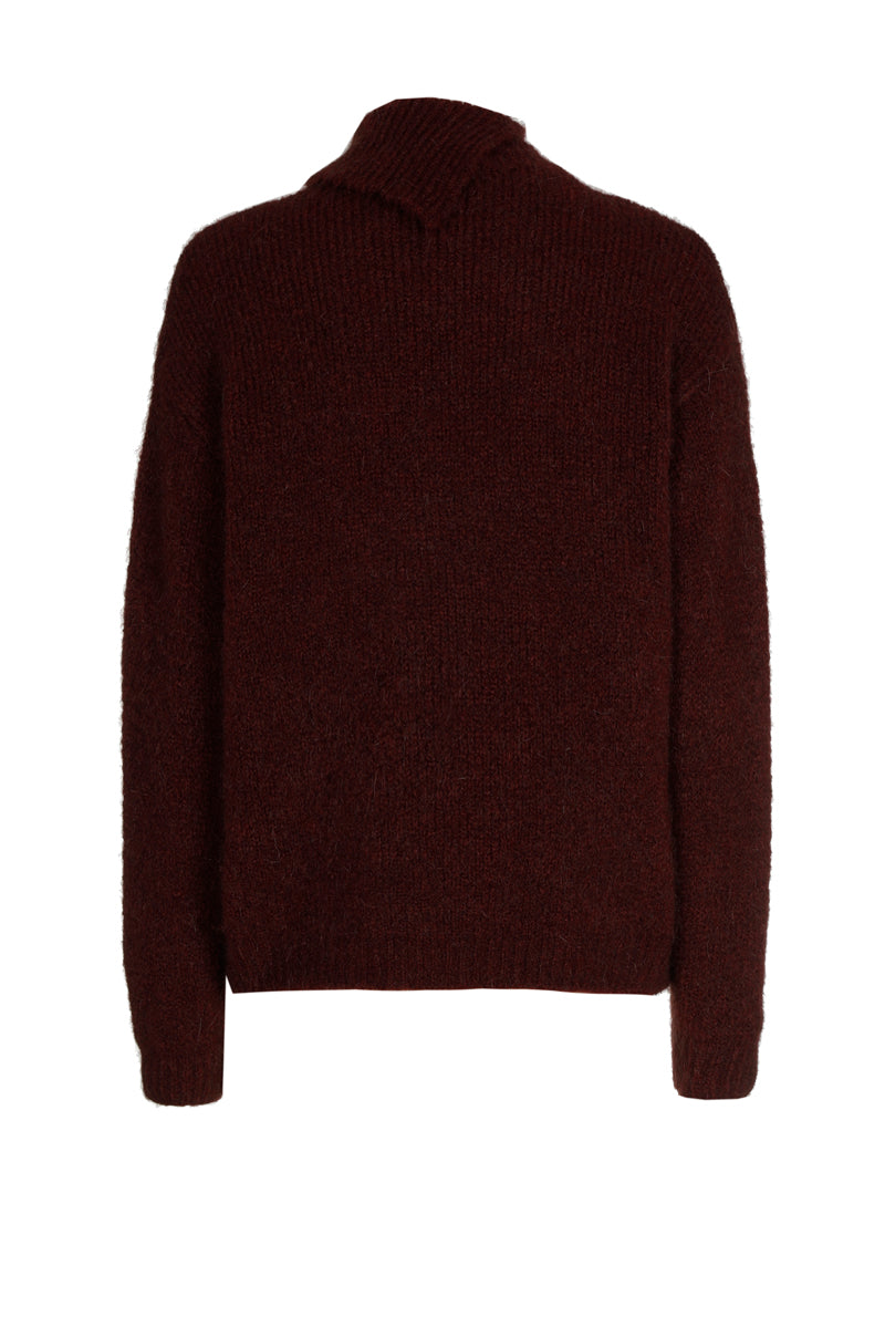Pull bordeaux met broche op de opstaande kraag