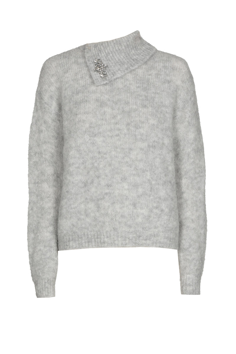 Pull gris avec broche sur le col montant