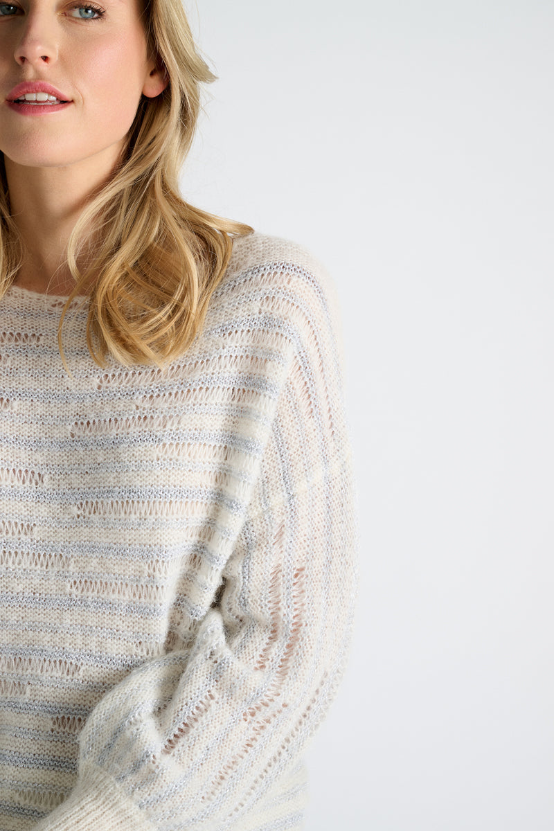 EN EXCLUSIVITÉ DANS NOS CONCEPT STORES: Pull gris clair à col rond avec fines rayures