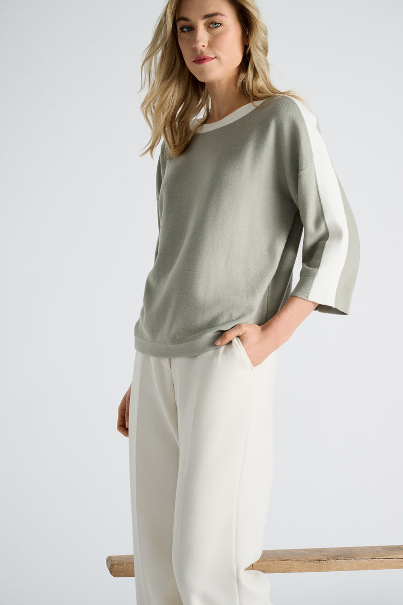 Pull boothals in olijfkleur met ecru boorden