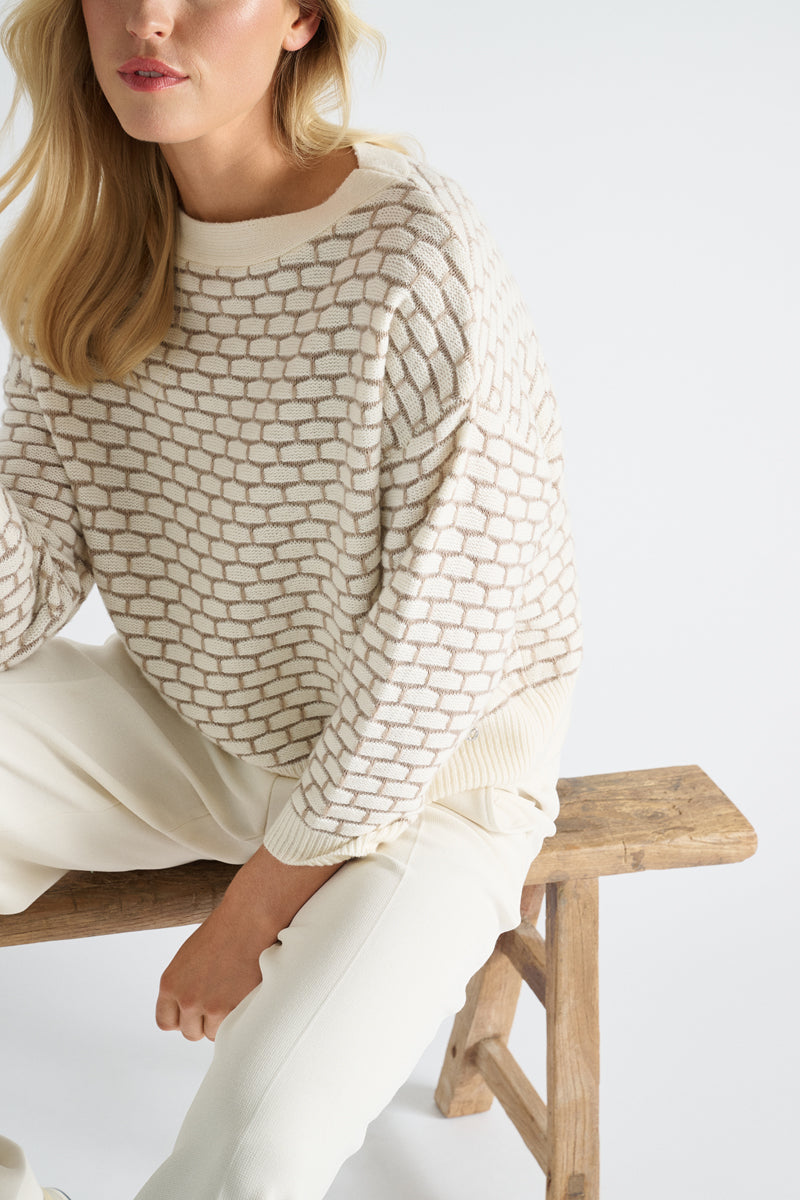 Pull écru avec impression de structure beige