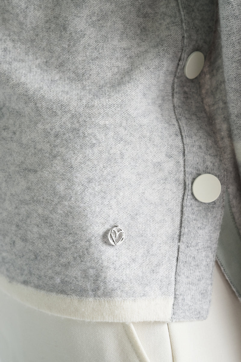Grijze pull met ronde hals en strepen