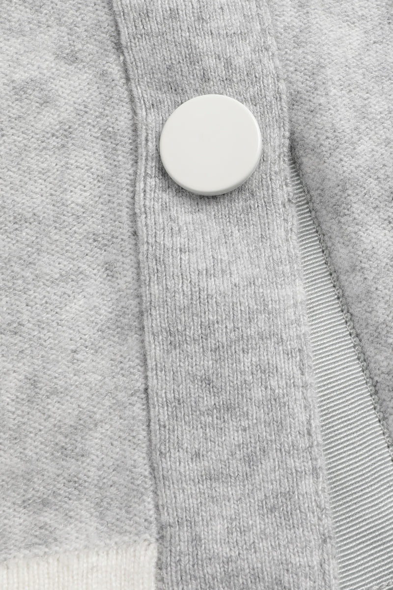 Grijze pull met ronde hals en strepen