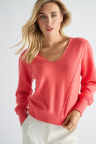 Pull couleur corail à col en V
