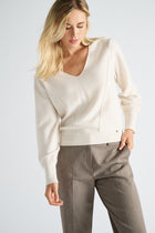 Ecru pull met v-hals