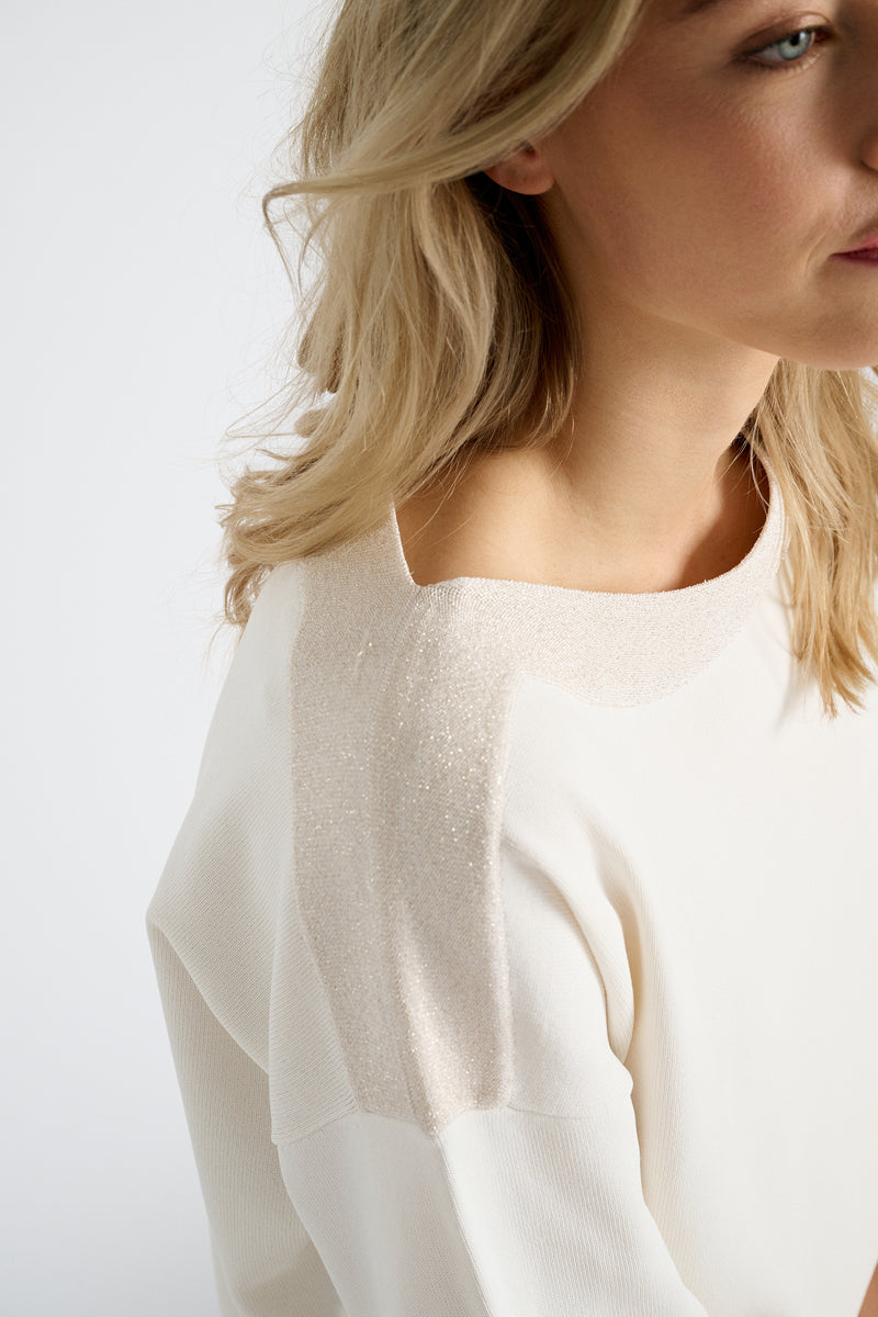 Pull in ecru met boothals en contrastboord