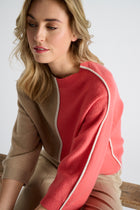 Pull bicolor met verticale streep in camel en koraal