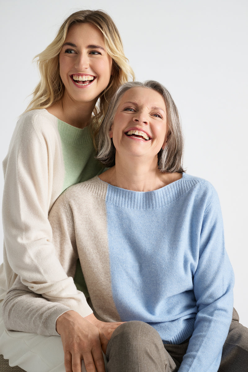 Pull bicolor met verticale streep in lichtblauw en beige
