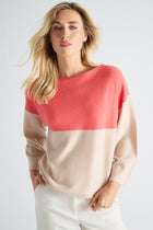 Pull met horizontale streep in camel en koraal