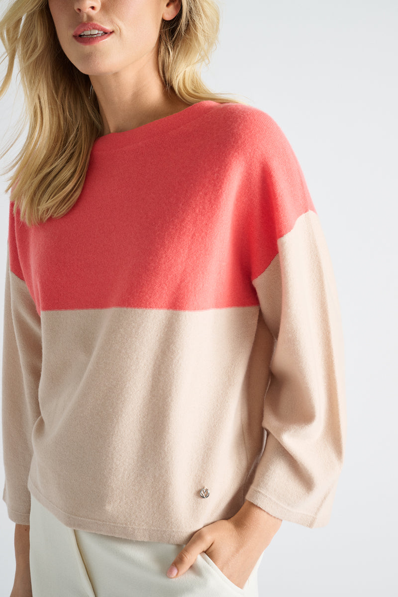 Pull met horizontale streep in camel en koraal