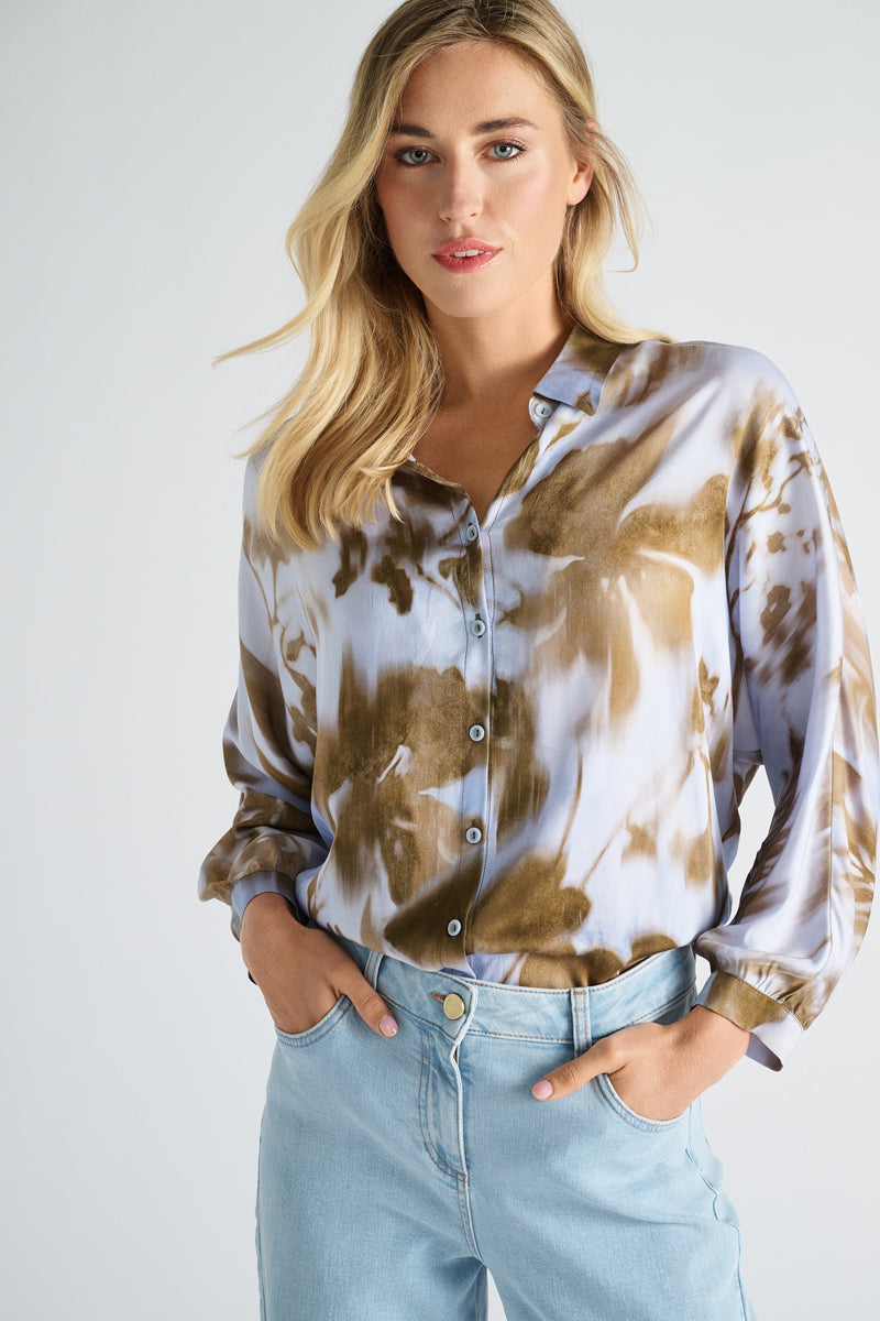 Bloes in viscose met blauw en taupe print