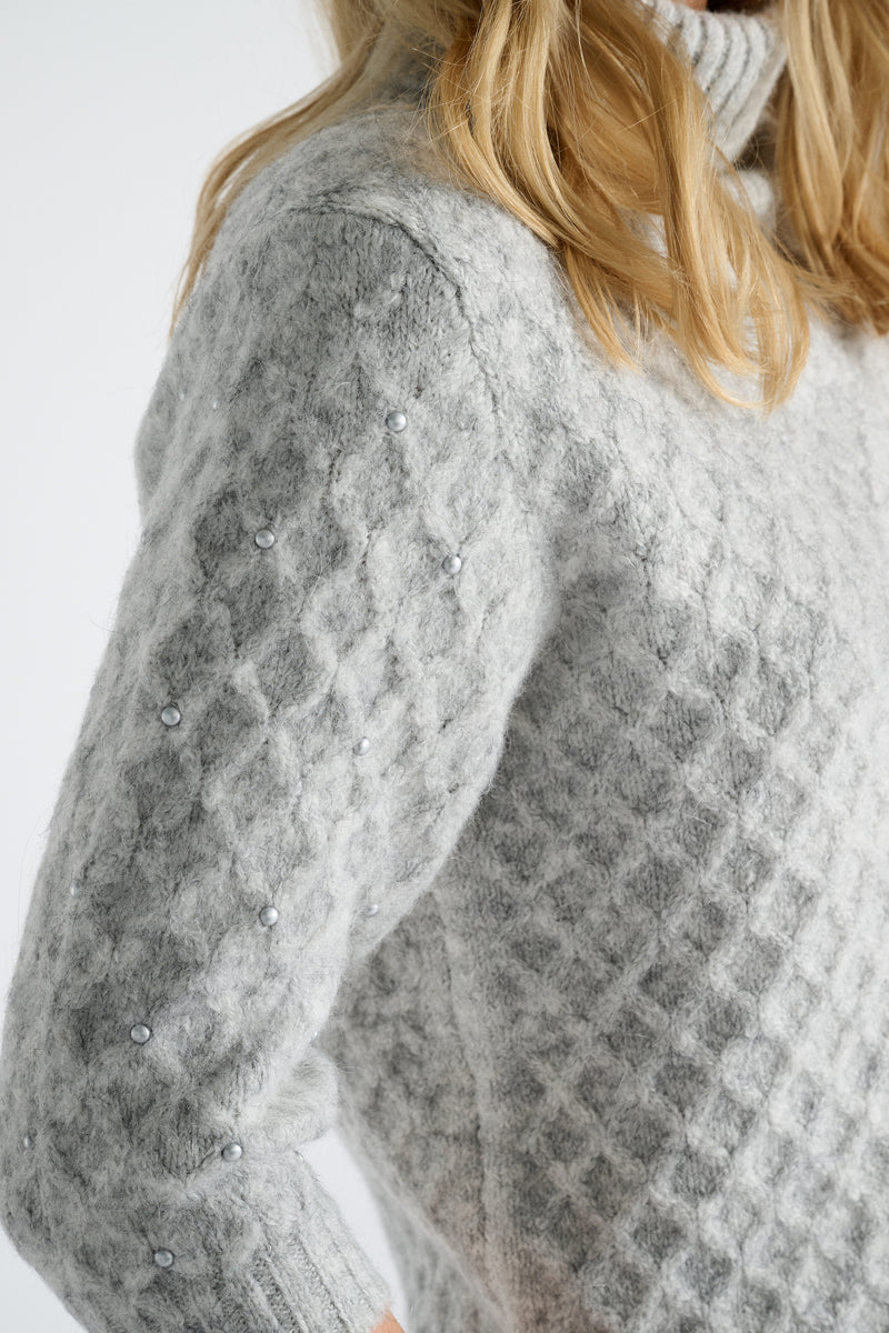 Pull gris à col roulé et manches courtes