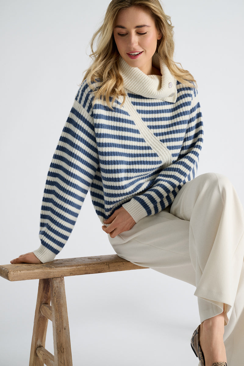 Pull à rayures blanches et bleues et col montant