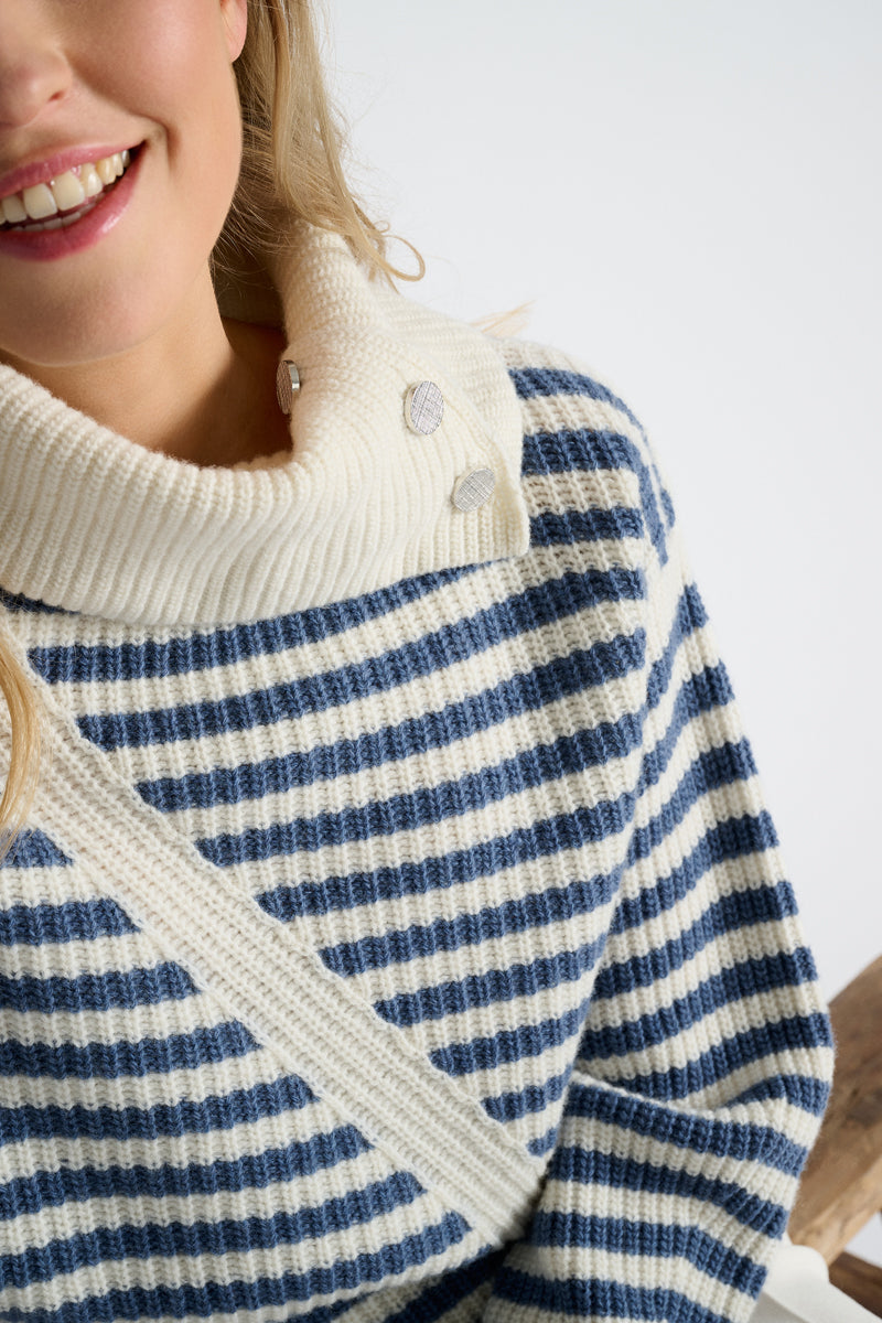 Pull à rayures blanches et bleues et col montant