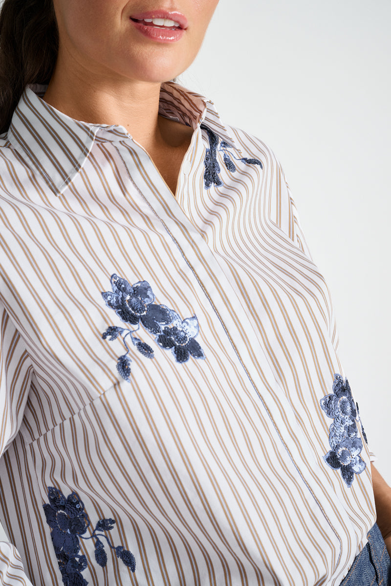Lichtblauwe bloes met broderie