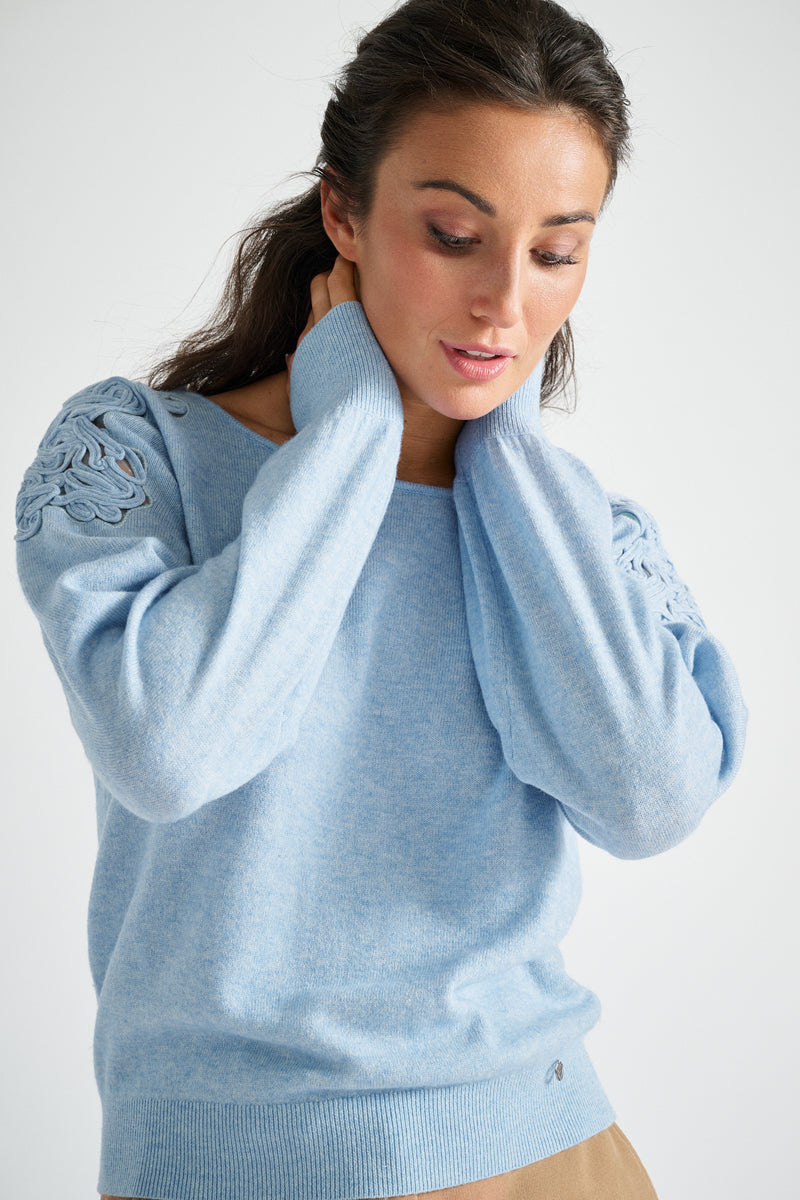 Lichtblauwe pull met ronde hals en broderie op de schouders