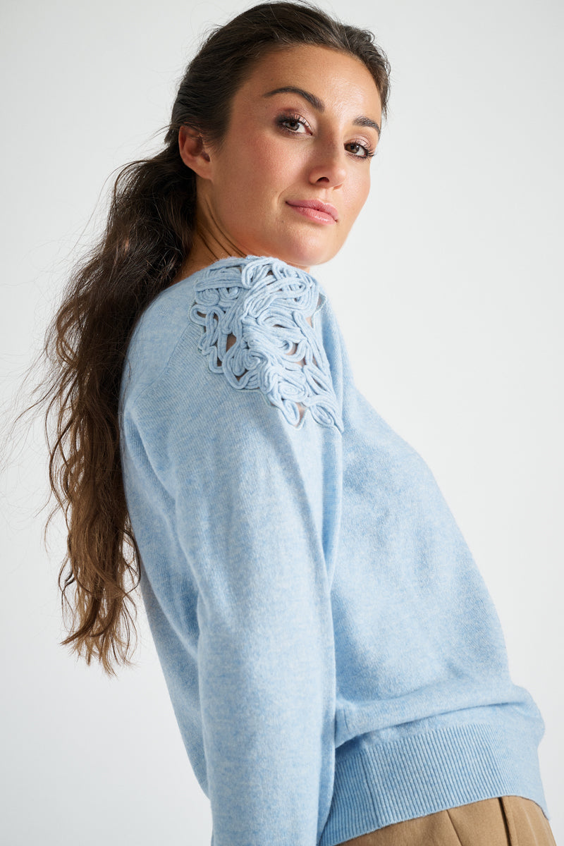Lichtblauwe pull met ronde hals en broderie op de schouders