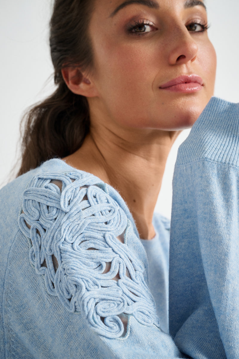 Lichtblauwe pull met ronde hals en broderie op de schouders