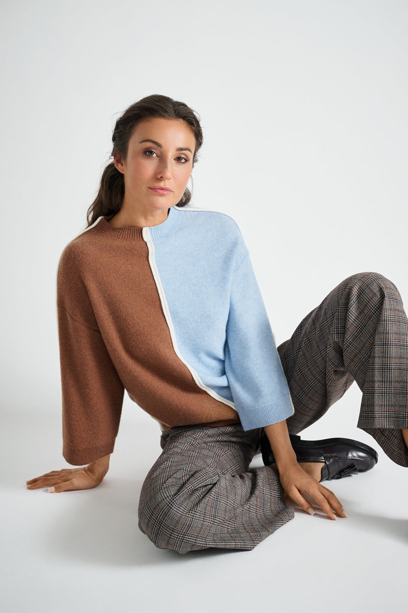 Two-tone jumper with vertical stripes in camel and light blue
