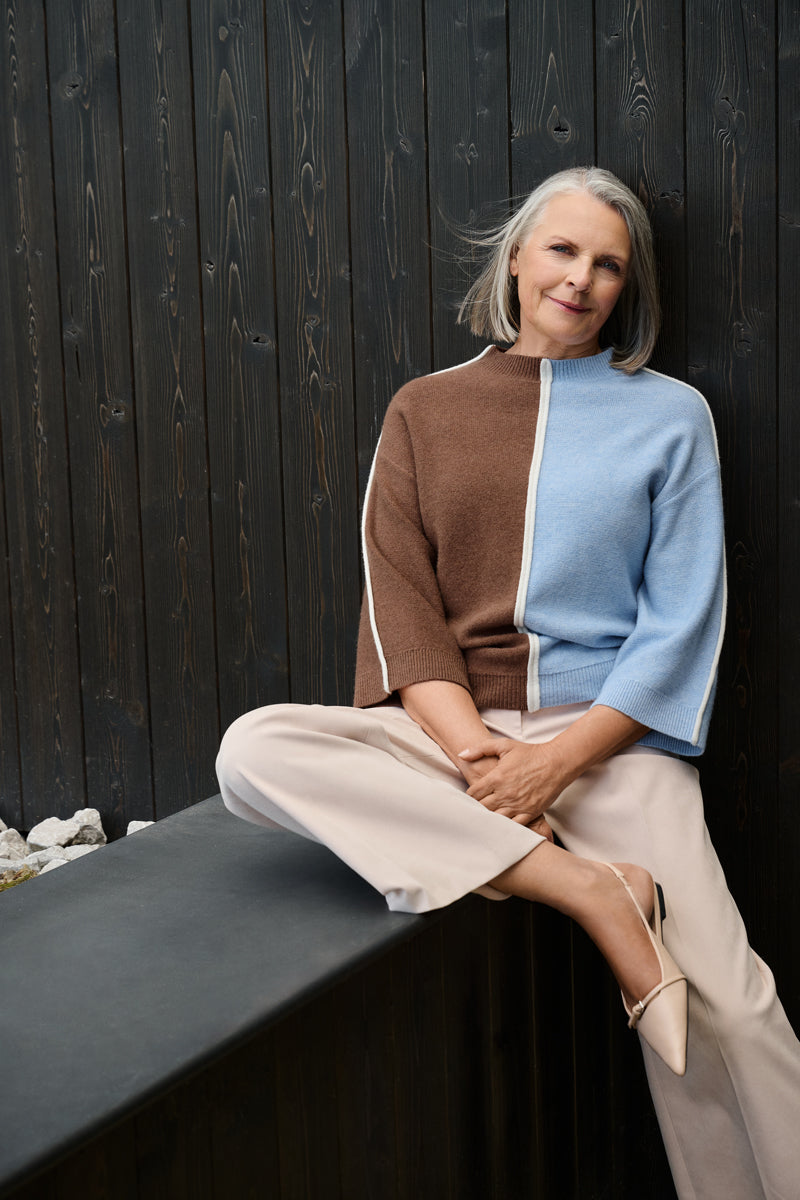 Two-tone jumper with vertical stripes in camel and light blue