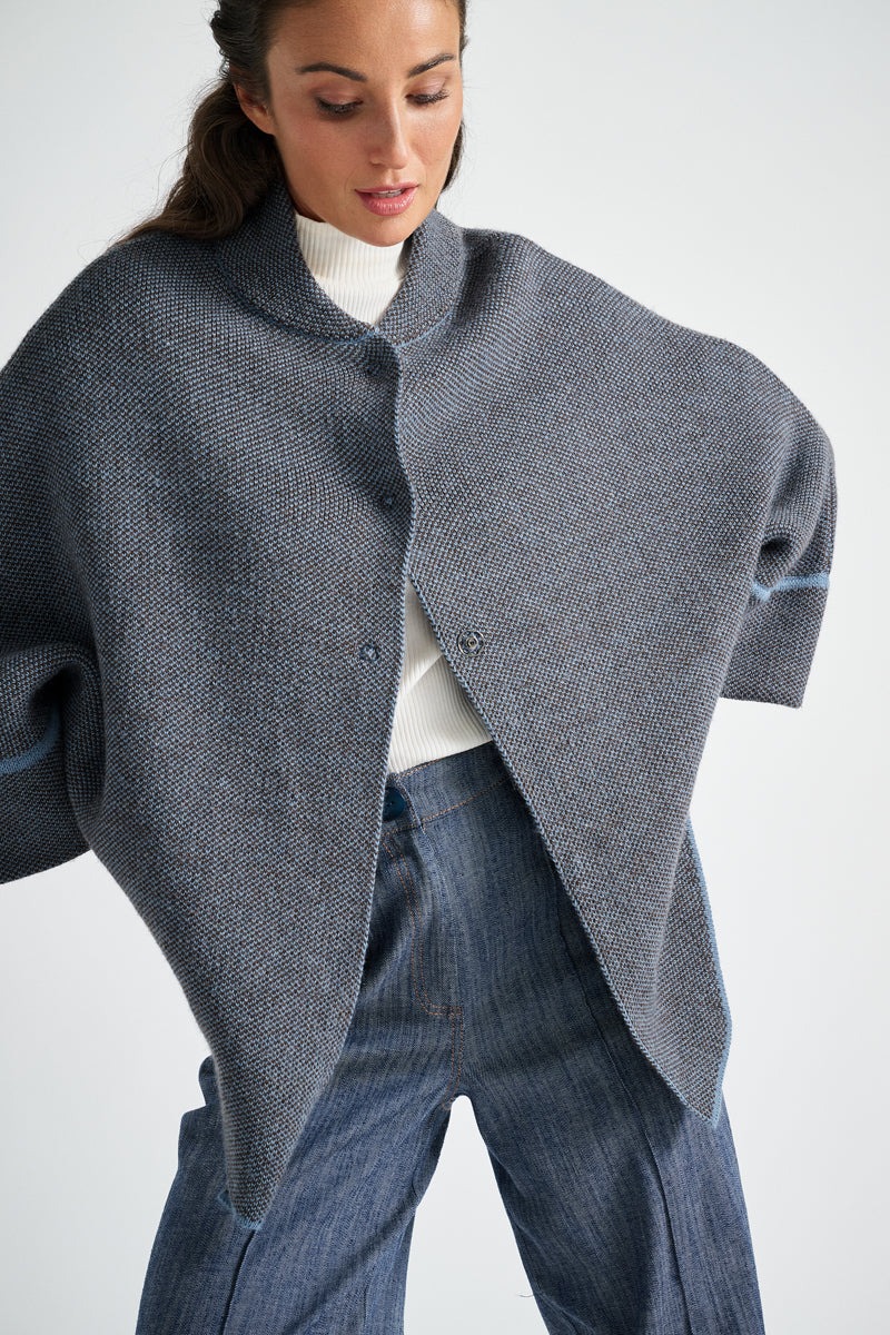 Blauw-bruine cape met knopen met contrastboordje