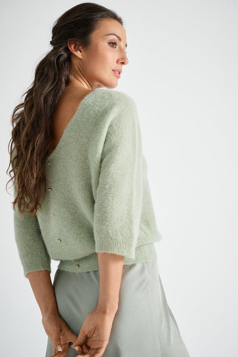 Jadegroene pull met ronde hals vooraan en V-hals achteraan
