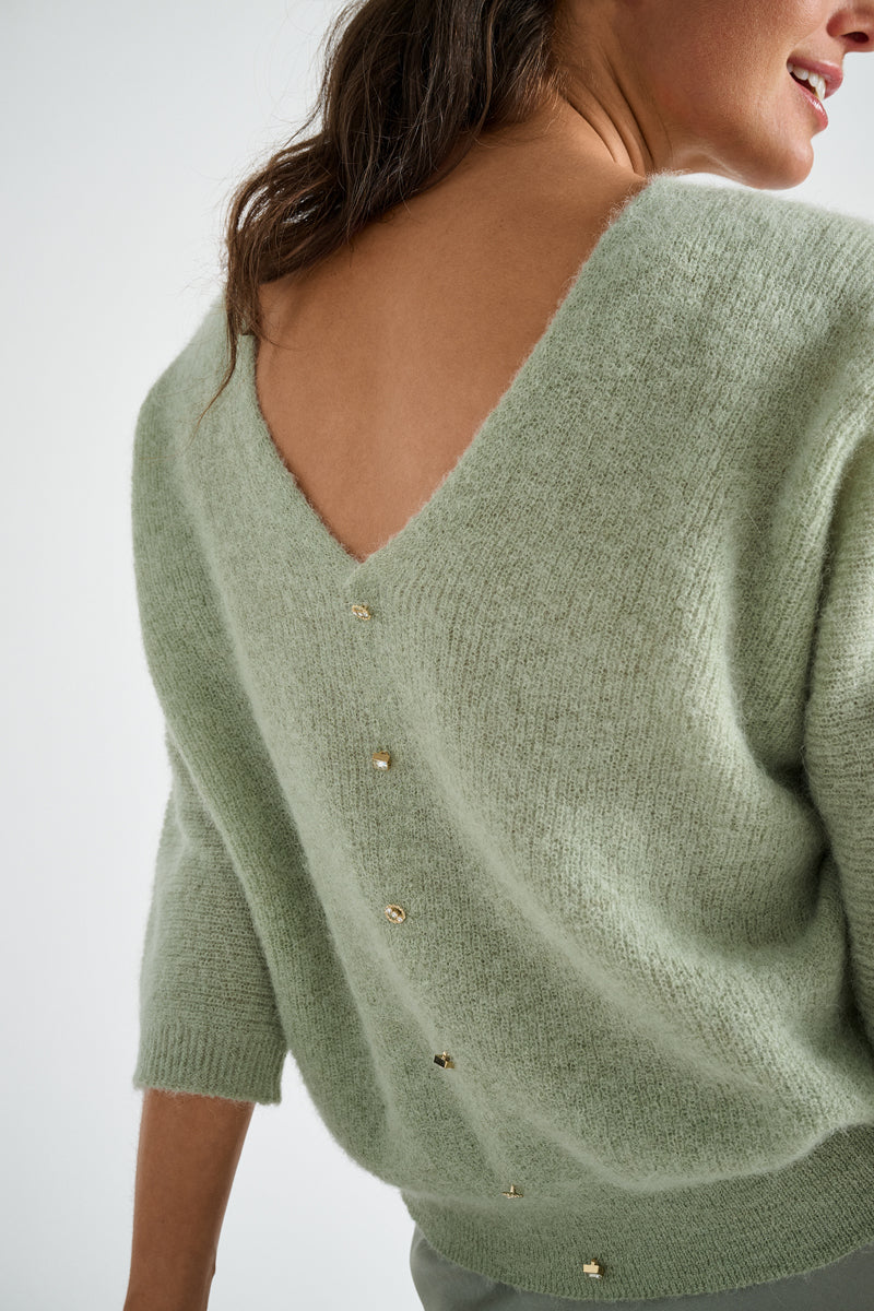 Jadegroene pull met ronde hals vooraan en V-hals achteraan