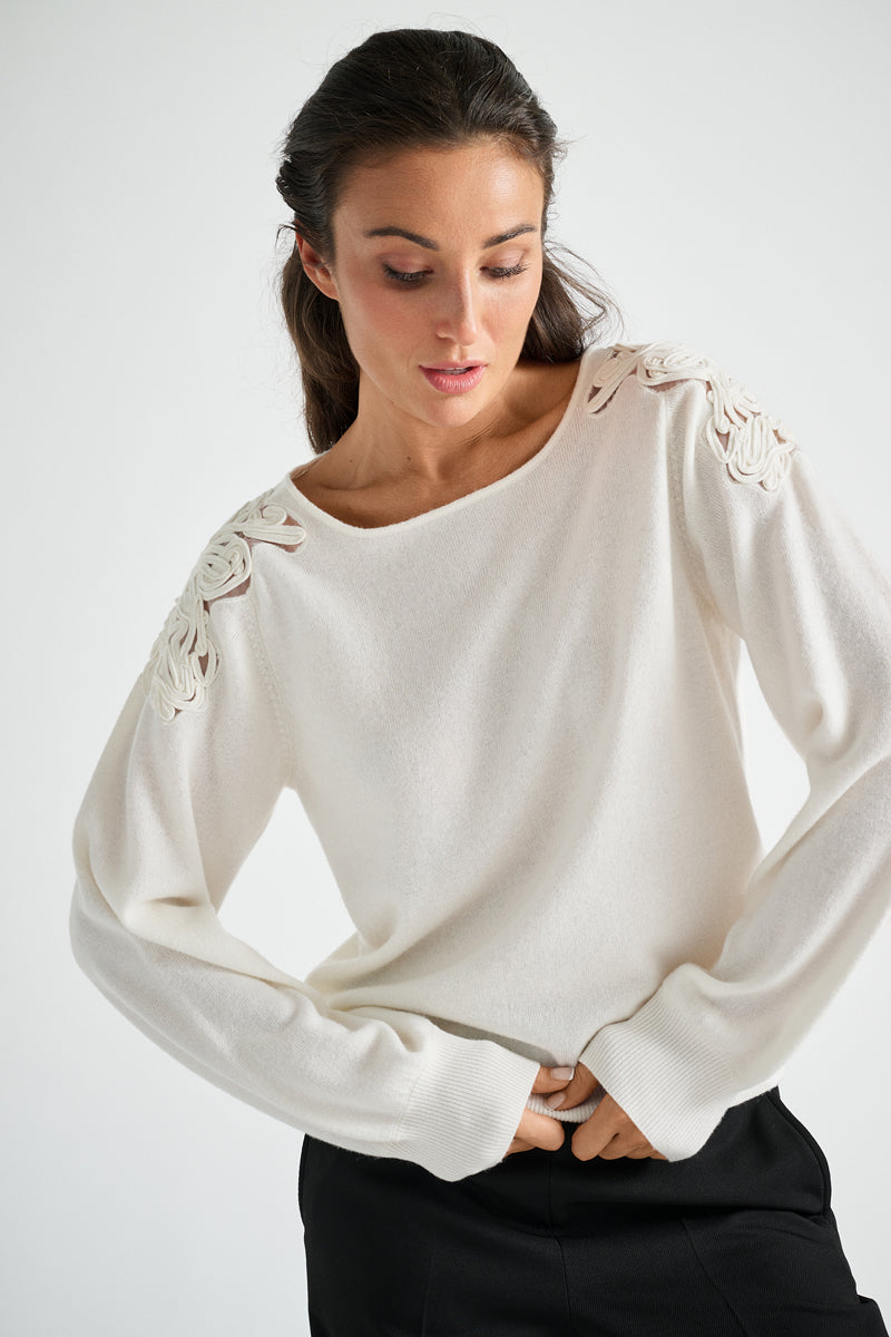 Ecru pull met ronde hals en broderie op de schouders