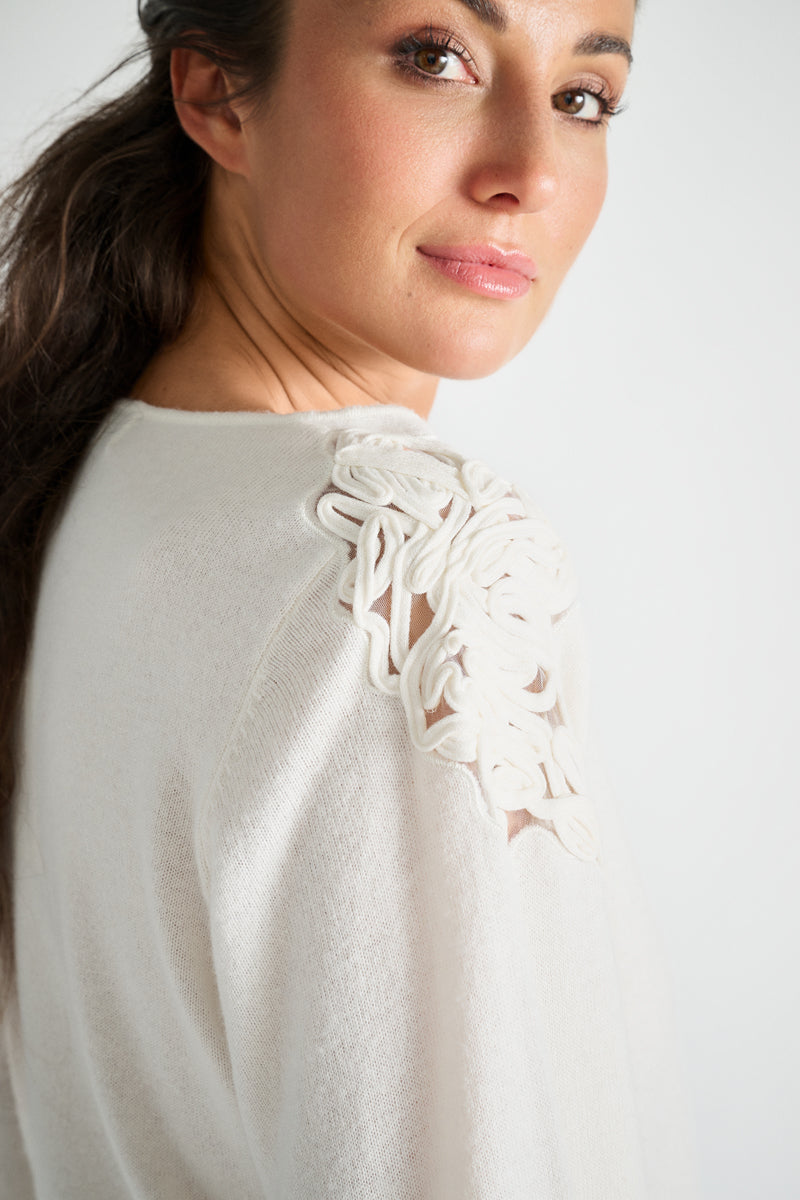 Pull écru à col rond et broderies sur les épaules