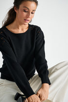 Zwarte pull met ronde hals en broderie op de schouders