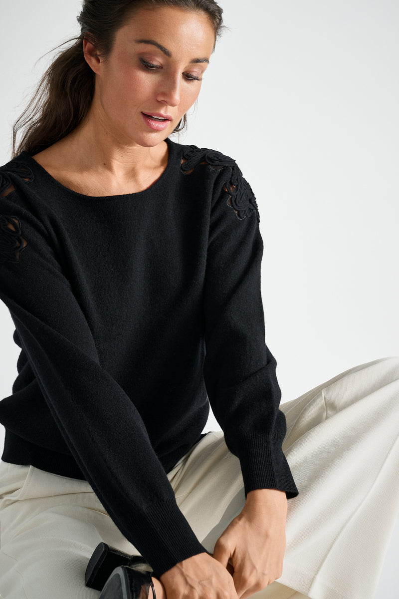 Pull noir à col rond et broderies sur les épaules